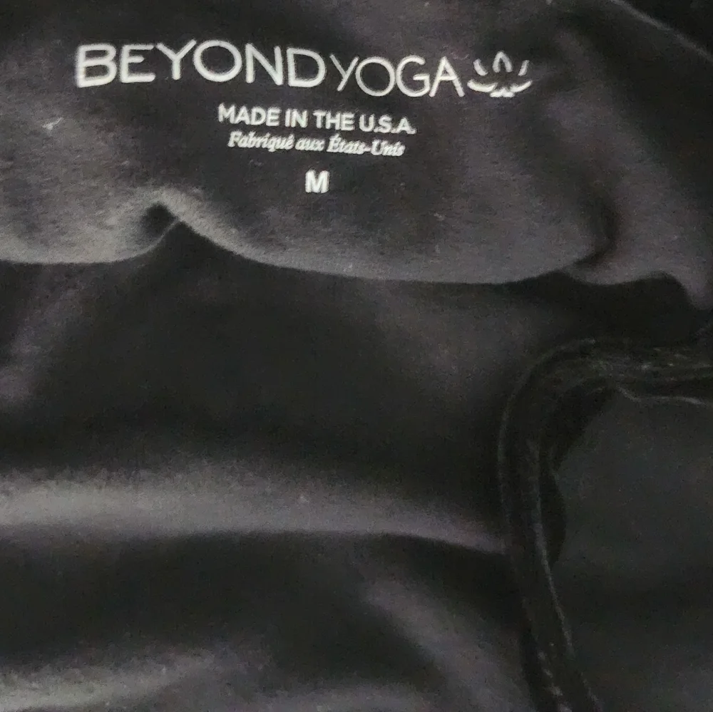 Beyond Yoga Truly Cropped Tank Black Velvet . Medium. Built In Support - Picture 3 of 6